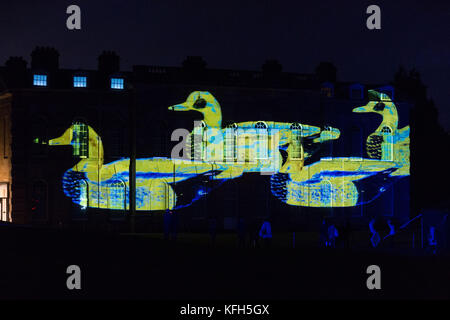 Lichtprojektionen von zeitgenössischen Künstlern Luxmuralis, die die Beziehung zwischen Poesie und Natur erforschen, werden während einer Vorschau auf die Ausstellung in Light II in der Compton Verney Art Gallery and Park in Warwickshire an die Fassade des Herrenhauses von Compton Verney projiziert. Stockfoto