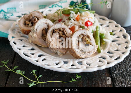 Schweinefleisch Brötchen gefüllt mit Pilzen und Käse mit Reis mit Gemüse gekocht serviert. Schritt für Schritt das Kochen. Stockfoto