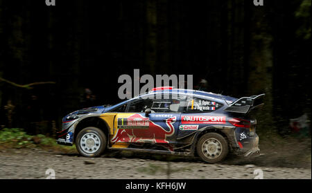 Sebastien Ogier aus Frankreich und Julien Ingrassia aus Frankreich treten am vierten Tag der Dayensure Wales Rally GB in ihrem M-Sport WRT Ford Fiesta WRC an. Stockfoto