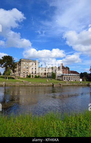 Anzeigen von Stoneleigh Abtei über den Fluss, Stoneleigh, Warwickshire, Großbritannien Stockfoto