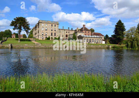 Anzeigen von Stoneleigh Abtei über den Fluss, Stoneleigh, Warwickshire, Großbritannien Stockfoto