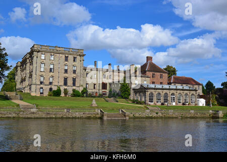 Anzeigen von Stoneleigh Abtei über den Fluss, Stoneleigh, Warwickshire, Großbritannien Stockfoto