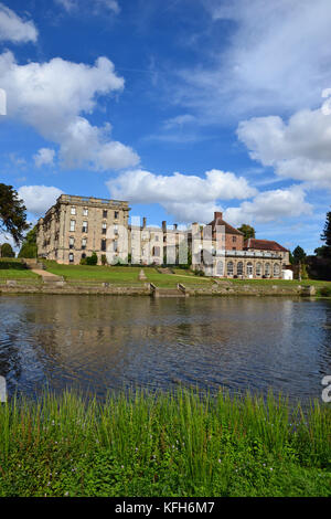 Anzeigen von Stoneleigh Abtei über den Fluss, Stoneleigh, Warwickshire, Großbritannien Stockfoto