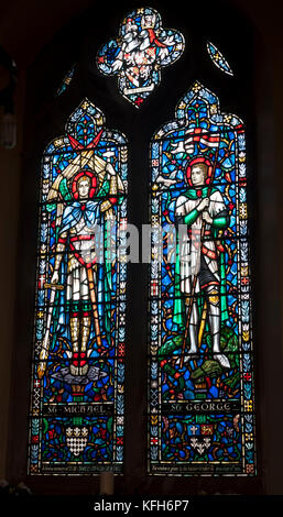 St. Michael und St. Georg Glasmalereien in St. Martin's Church, Bladon, Oxfordshire, England, Großbritannien Stockfoto