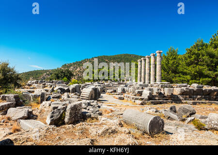 Ruinen des Athena Tempels in der antiken Stadt Priene durch ein Erdbeben zerstört. Stockfoto