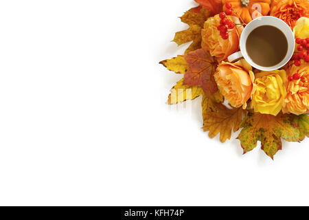 Styled Foto. bei einer Tasse Kaffee und blumige Komposition aus bunten Blätter im Herbst, orange Kürbis, Rosen und Vogelbeeren auf weißem Hintergrund. Flach, Ansicht von oben. Stockfoto