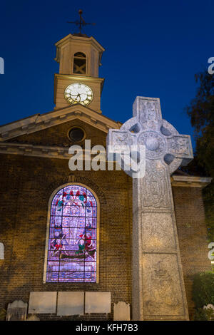 St George's Deal Kirche mit keltischen Kreuz und beleuchteten Kirchenfenster bei Nacht, Deal, Kent, England, Vereinigtes Königreich, Europa Stockfoto