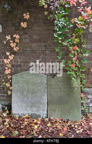 Grabsteine am Rand des Parks hinter der St. George's Deal Church im Herbst, Deal, Kent, England, Vereinigtes Königreich, Europa Stockfoto