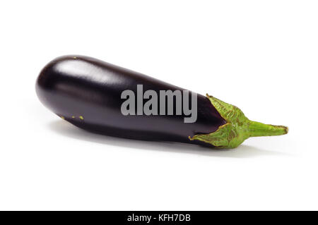 Frische Auberginen isoliert. Stockfoto
