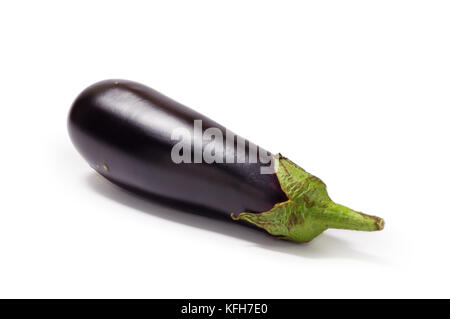 Frische Auberginen isoliert. Stockfoto