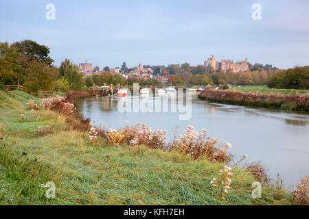 Arundel Castle auf dem Fluss Arun bei Sonnenaufgang im Herbst, Arundel, West Sussex, England, Vereinigtes Königreich, Europa Stockfoto