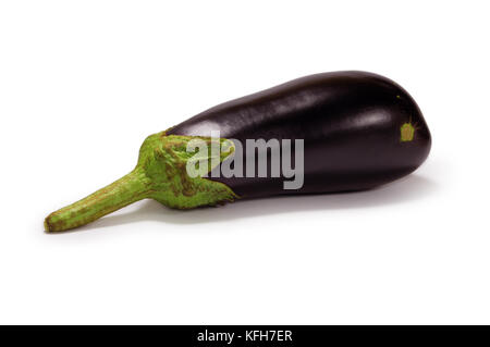 Frische Auberginen isoliert. Stockfoto