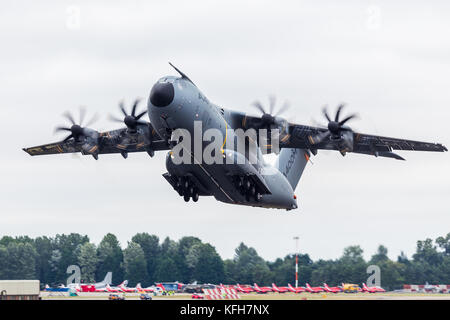 Ein a 400 m Atlas nimmt den Himmel beim 2017 Royal International Air Tattoo in Fairford Raf. Stockfoto