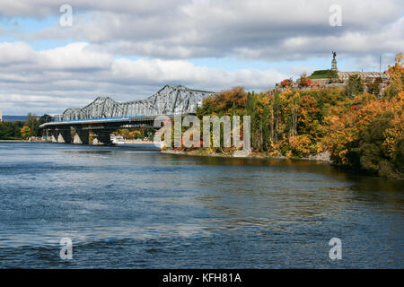 Blick auf den Ottawa River und nepean Punkt in dem Fall zu überbrücken. Stockfoto
