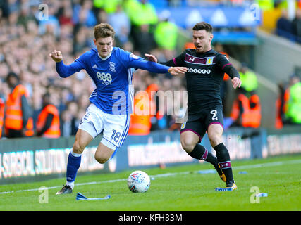 Sam Gallagher (links) von Birmingham City und Scott Hogan von Aston Villa kämpfen um den Ball während des Sky Bet Championship Matches in St Andrew's, Birmingham. Stockfoto