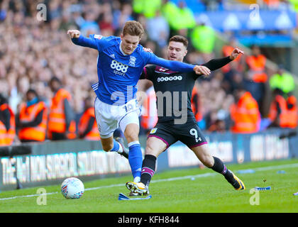 Sam Gallagher (links) von Birmingham City und Scott Hogan von Aston Villa kämpfen um den Ball während des Sky Bet Championship Matches in St Andrew's, Birmingham. Stockfoto