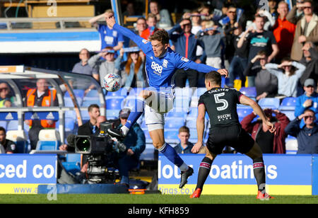 Sam Gallagher von Birmingham City (links) und James Chester von Aston Villa kämpfen beim Sky Bet Championship-Spiel in St. Andrew's, Birmingham, um den Ball. Stockfoto