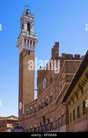 Der Torre del Mangia, in der Piazza del Campo in Siena, Italien Stockfoto