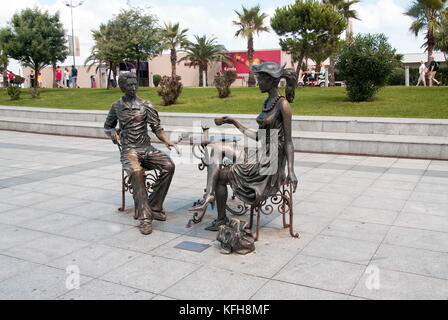 Batumi, Georgien - September 1, 2017: Ich, Du und Batumi' Skulptur auf Batumi Boulevard Stockfoto