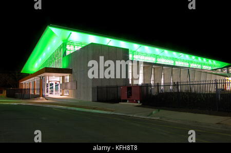 Ballarat, Australien - Juli, 22,2015: Neue ballarat Aquatic Centre vie bei Nacht. Im Juli 22,2015. Ballarat, Victoria, Australien Stockfoto