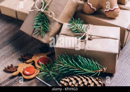Weihnachten Geschenke mit Kästen auf Holz- Hintergrund. Vintage Style. closeup, selektive konzentrieren. Stockfoto