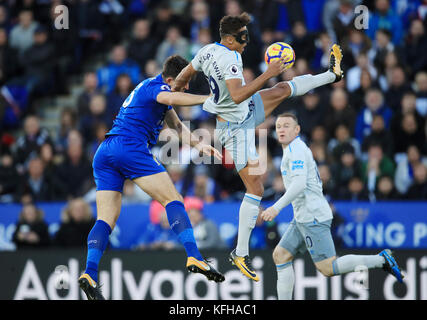 Evertons Dominic Calvert-Lewin und Leicester Citys Harry Maguire (links) kämpfen während des Premier League-Spiels im King Power Stadium, Leicester, um den Ball. Stockfoto