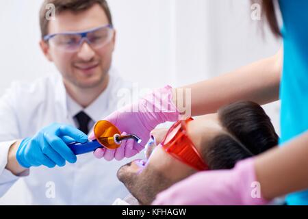 Junger Mann, Zahnarzt Stockfoto