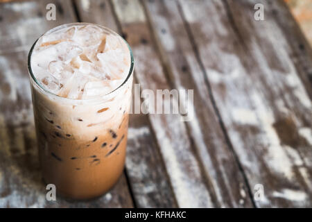 Eis Kaffee mit Milch auf Holzboden Stockfoto