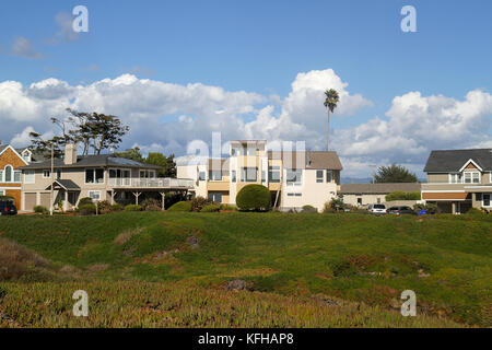 Wohnungen in der Nähe von West Cliff Drive, Santa Cruz, Kalifornien, USA Stockfoto