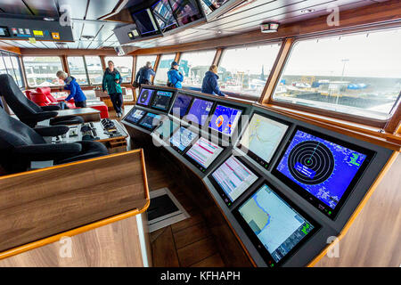 Hochentwickelte elektronische Navigation Ausrüstung auf der Brücke der Neuen pelagische Trawler "dankbar" in Fraserburgh, Aberdeenshire, Schottland, Großbritannien Stockfoto