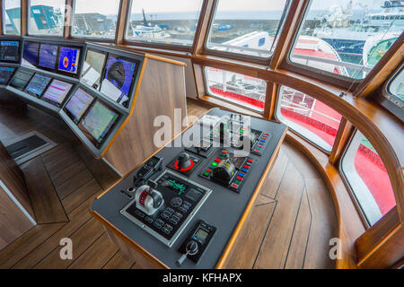 Hochentwickelte elektronische Navigation Ausrüstung auf der Brücke der Neuen pelagische Trawler "dankbar" in Fraserburgh, Aberdeenshire, Schottland, Großbritannien Stockfoto