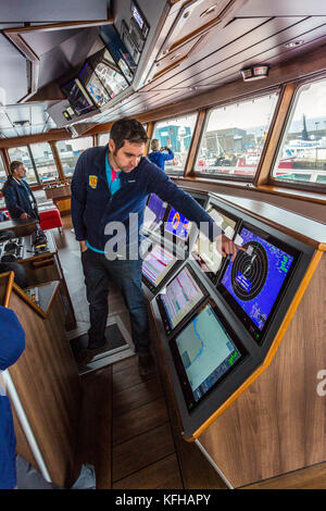 Hochentwickelte elektronische Navigation Ausrüstung auf der Brücke der Neuen pelagische Trawler "dankbar" in Fraserburgh, Aberdeenshire, Schottland, Großbritannien Stockfoto