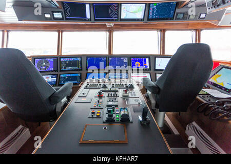 Elektronische Technologie hat das Rad des Schiffes auf der Brücke der Neuen pelagische Trawler "dankbar", Fraserburgh, Aberdeenshire, Schottland, UK ersetzt Stockfoto