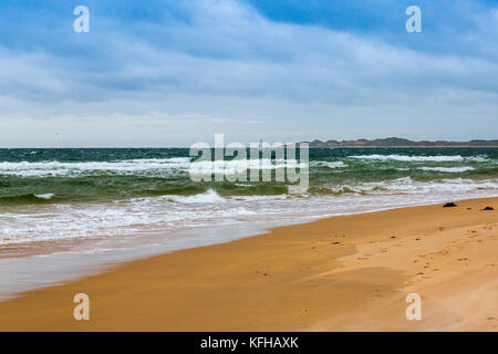 Rattray Head Lighthouse gesehen vom Strand bei Inzie Kopf, St Combs, in der Nähe von Fraserburgh, Aberdeenshire, Schottland, Großbritannien Stockfoto