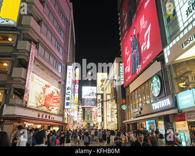 Blick auf die helle Beleuchtung und beleuchtete Schilder in Dotonbori in Osaka, Japan Stockfoto