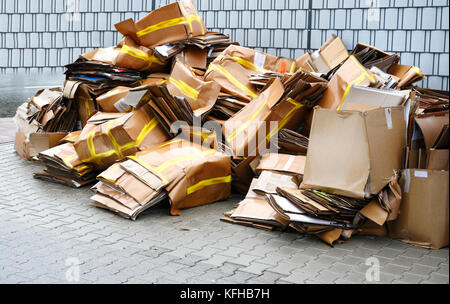 Altapier an der Straße bereit für die Altpapiersammlung Recycling Stockfoto