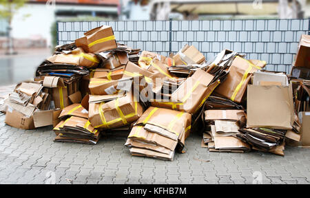 Altapier an der Straße bereit für die Altpapiersammlung Recycling Stockfoto