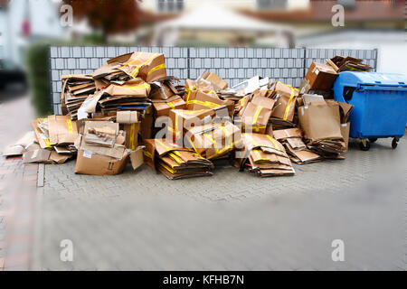 Altapier an der Straße bereit für die Altpapiersammlung Recycling Stockfoto