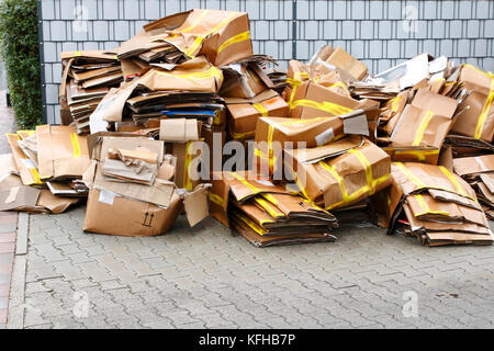 Altapier an der Straße bereit für die Altpapiersammlung Recycling Stockfoto