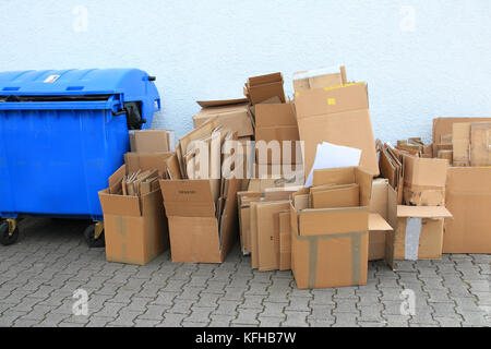 Altapier an der Straße bereit für die Altpapiersammlung Recycling Stockfoto