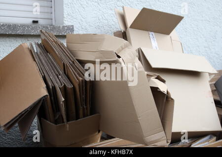 Altapier an der Straße bereit für die Altpapiersammlung Recycling Stockfoto