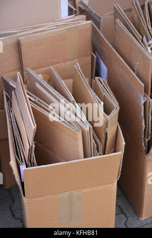 Altapier an der Straße bereit für die Altpapiersammlung Recycling Stockfoto