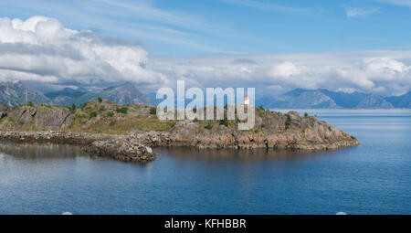 Leuchtturm auf einem felsigen Kap auf dem Hintergrund der Berge, die Lofoten Inseln, Norwegen. nationale touristische Route Lofoten Stockfoto