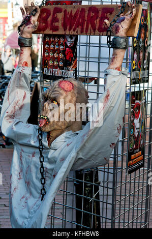 Zombie dummy verkettete außerhalb eines Shop für Halloween in der North Laine Einkaufsviertel von Brighton, England. Stockfoto