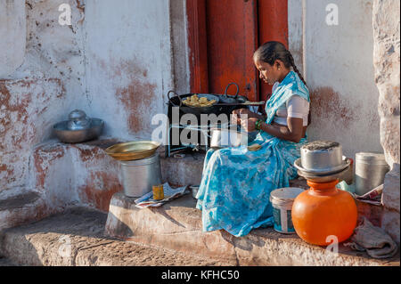 Indische Frau Kochen vor dem Haus Stockfoto