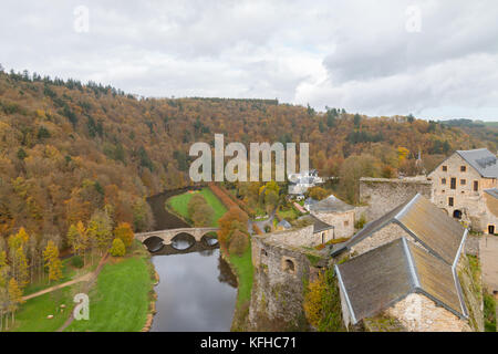 Blick von der Brücke über den Fluss Semois vom Schloss Stockfoto