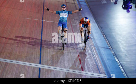 Der britische Matthew Rotherham (links) feiert vor der Linie, als er die US-amerikanische Nate Koch nach rechts schlägt, um sein Rennen im 200-m-Zeitfahren am sechsten Tag des Six Day Events im Lee Valley Velopark, London, zu gewinnen. Stockfoto