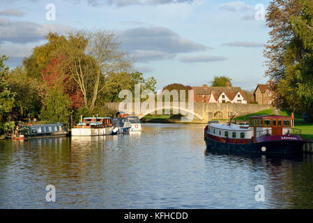 Burford Bridge und Themse. abingdon-on-Thames, Southern Oxfordshire Brücke Der abingdon Brücken, gebaut 1416, umgebaut 1927 Stockfoto