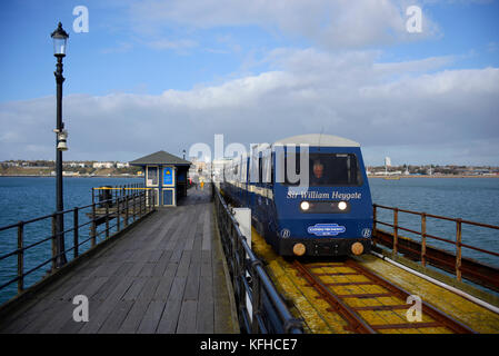 Southend Pier Eisenbahnzug mit Fahrer und Gehwegschutz Stockfoto