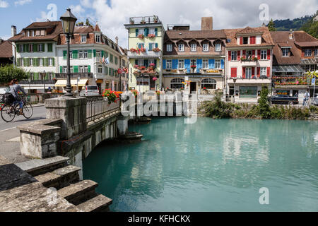 Die alte Stadt, die von der Brücke über die Aare, Unterseen, Interlaken, Schweiz Stockfoto